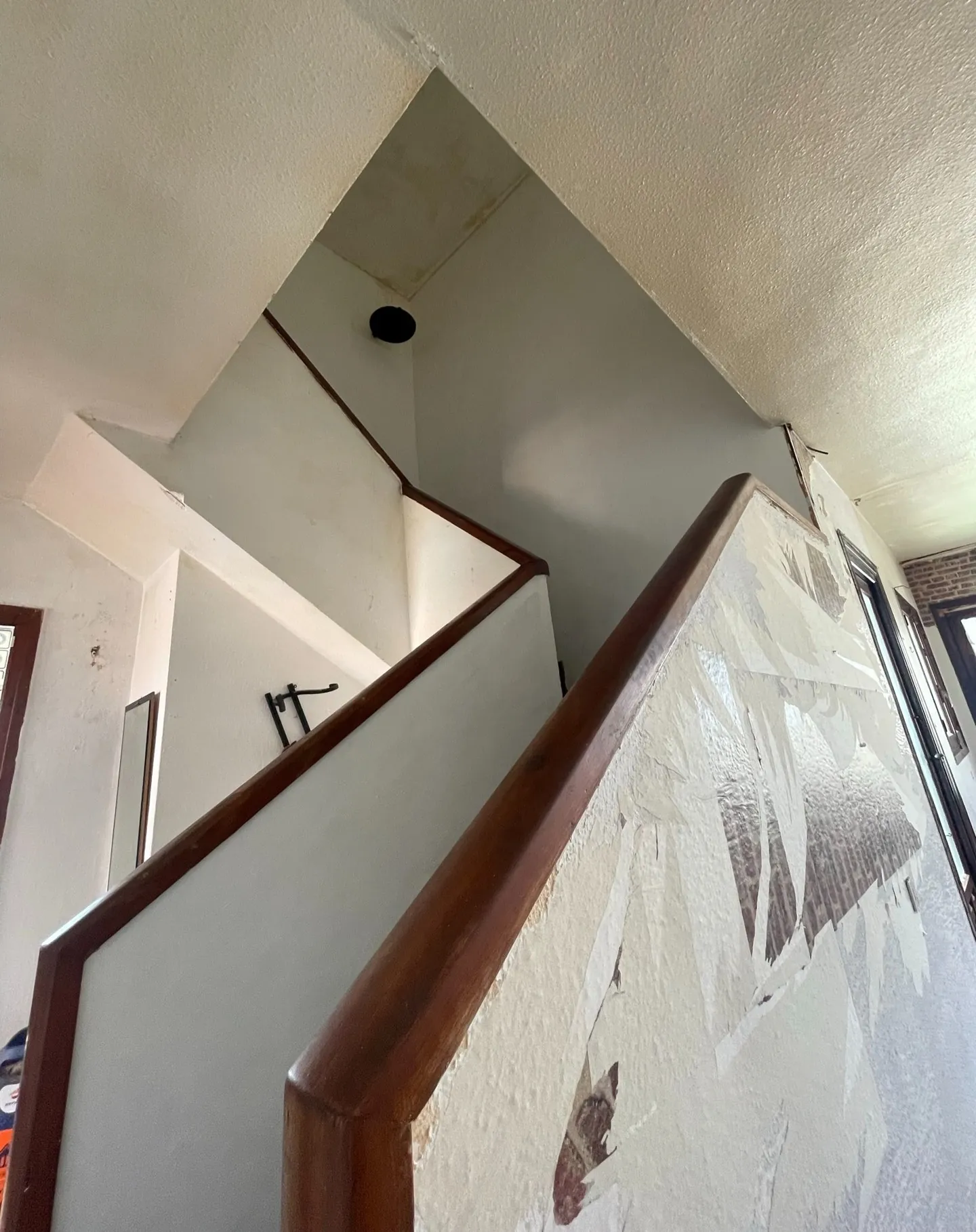 Antes: escalera de obra con barandilla de madera